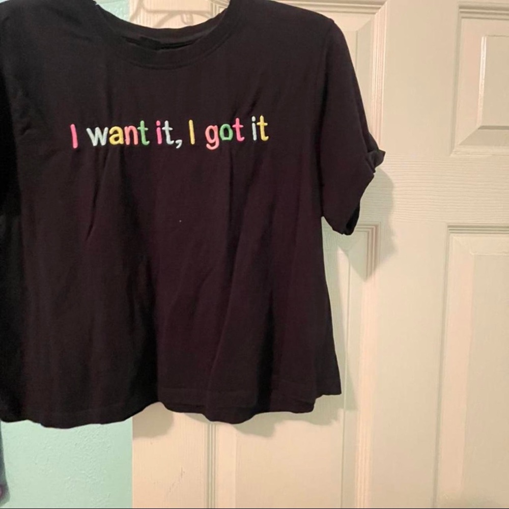 black cropped tee